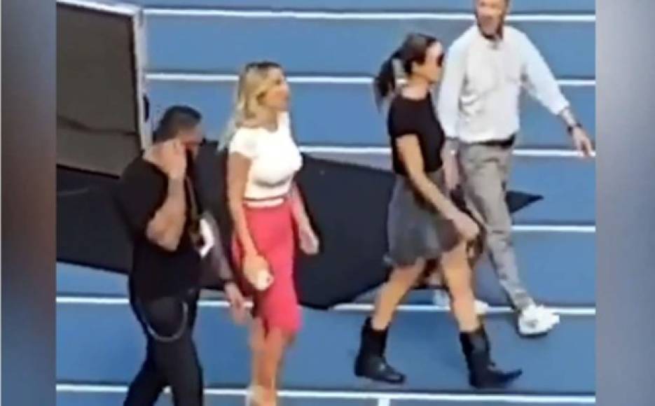 Diletta Leotta iba caminando por la pista del estadio San Paolo cuanvo escuchó el cántico desagradable.