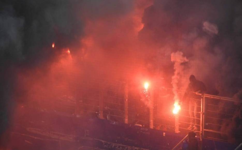 Los disturbios se hicieron presentes en el estadio del Hamburgo tras el descenso de su equipo.