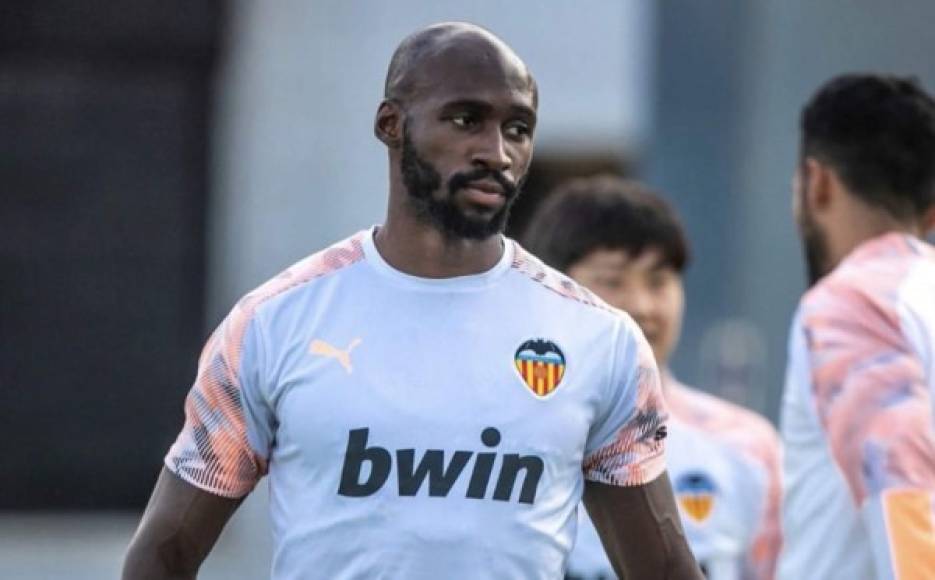 Eliaquim Mangala: Defensor francés -belga de origen congoleño que milita en el Valencia y que también dio positivo por el coronavirus. Cuenta con 29 años de edad.