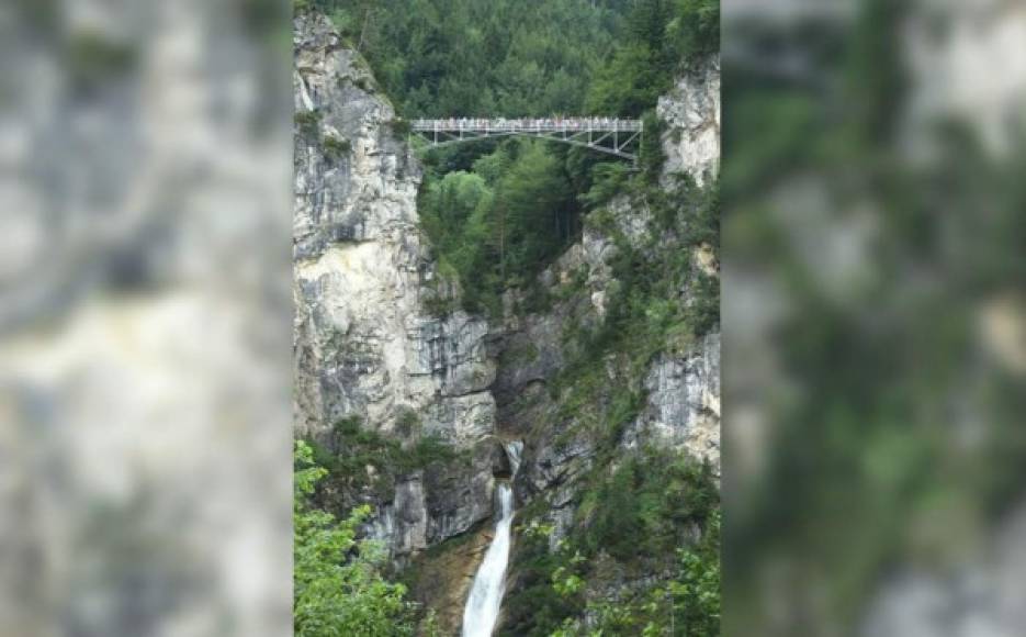 7. Marienbrucke, Alemania. Hasta ahora, tiene el título de puente más peligroso del mundo. Un paseo a través de este puente realmente puede hacer correr el latido de su corazón y pensar dos veces antes de cruzarlo, especialmente si tienes miedo a las alturas.