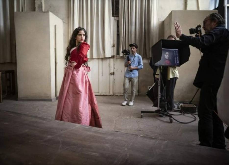 'Looking for Juliet' es el tema elegido por el fotógrafo italiano Paolo Roversi para el Calendario Pirelli 2020 en el que posó Rosalía, el fenómeno musical que mezcla el flamenco con trap.