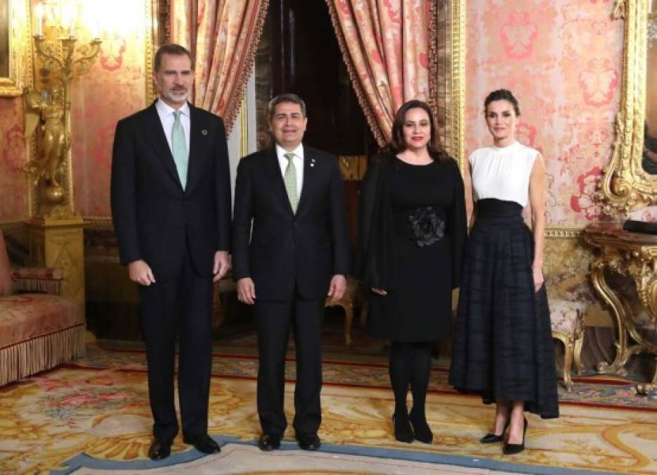 Los reyes recibieron el mandatario hondureño y a su esposa en la recepción a los jefes de Estado, de gobierno y de delegaciones asistentes COP25, llevada a cabo este lunes en el Palacio Real de Madrid. <br/>