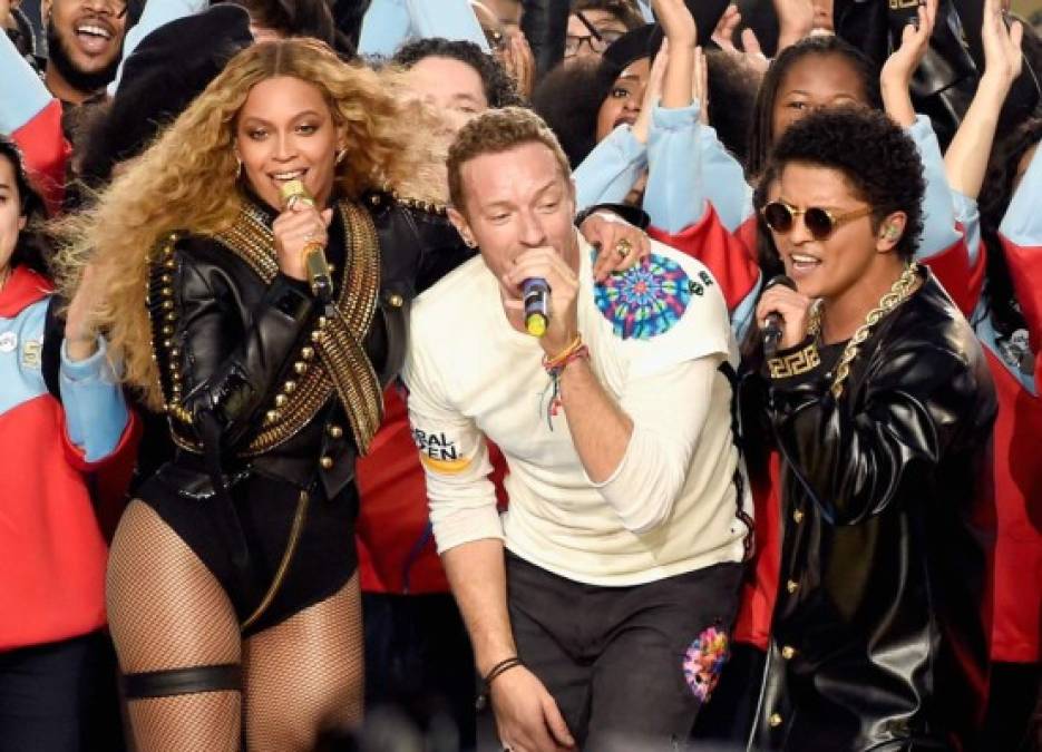 Beyoncé, Chris Martin y Bruno Mars durante su presentación en el Super Bowl 50.