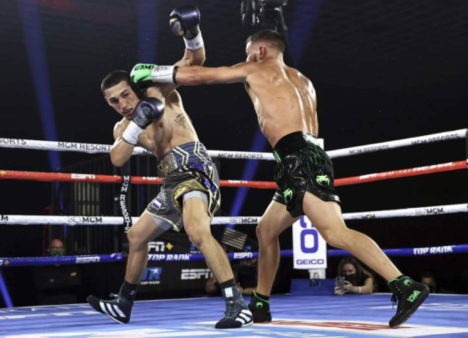 Teófimo tratando de esquivar los golpes del pugilista europeo.