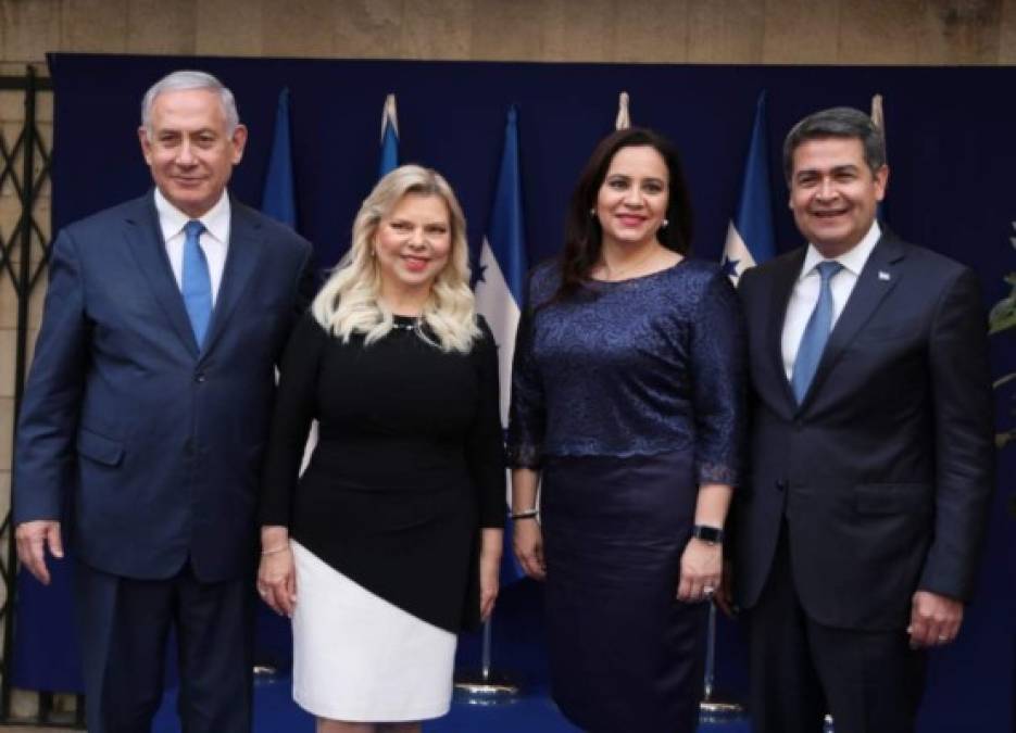 "Honduras inauguró una oficina comercial en Jerusalén. El presidente Juan Orlando Hernández viajó a la ciudad israelí para hacer oficial la inauguración; fue recibido por el primer ministro Benjamín Netanyahu y su esposa Sara."