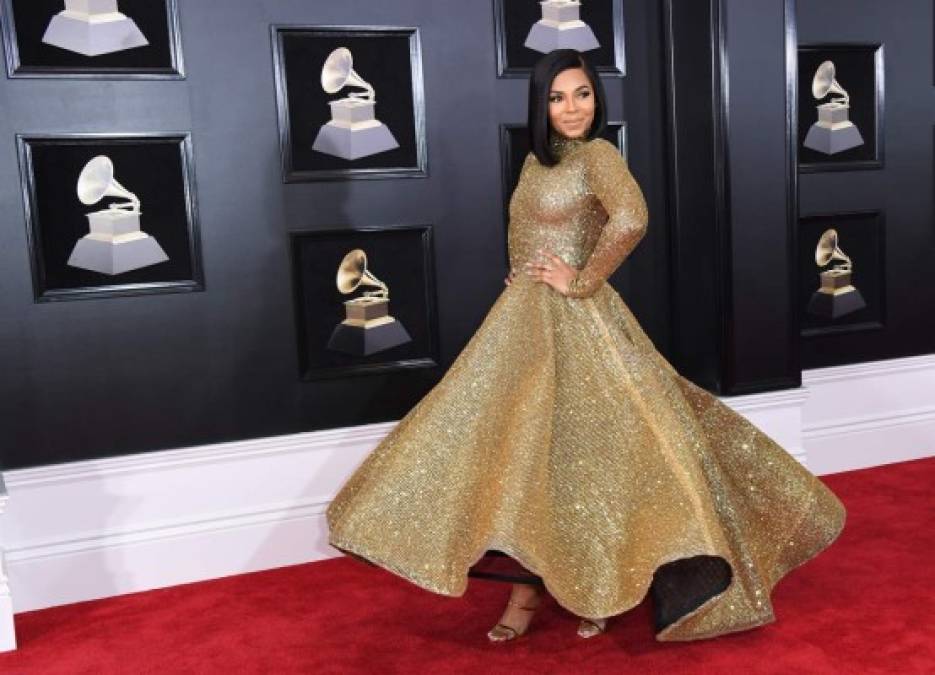 Ashanti brilló como princesa de cuento de hadas en un vestido de manga larga y falda ondulada que combinó con un maquillaje sencillo y zapatillas a tono.<br/>