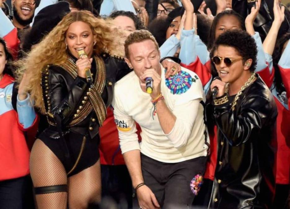 A veces, la gran estrella del espectáculo quedó eclipsada por sus invitados, como le sucedió a Coldplay en 2016 en el Levi's Stadium de Santa Clara (California) frente al empuje de Bruno Mars y Beyoncé, quien ya había arrasado tres años antes en solitario en el Mercedes-Benz Superdome de Nueva Orleans (Luisiana), en el que fraguó su reencuentro con el resto de Destiny's Child.