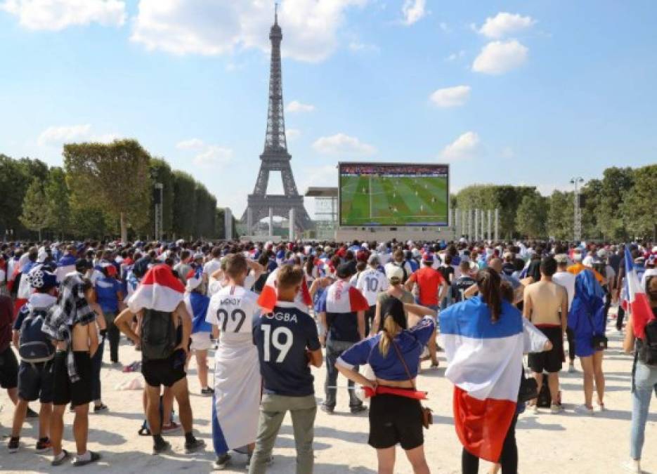 Fanáticos de los 'Bleus' llegaron masivamente al Campo de Marte en París para sumar su alegría por el campeonato Mundial de su selección en Rusia.