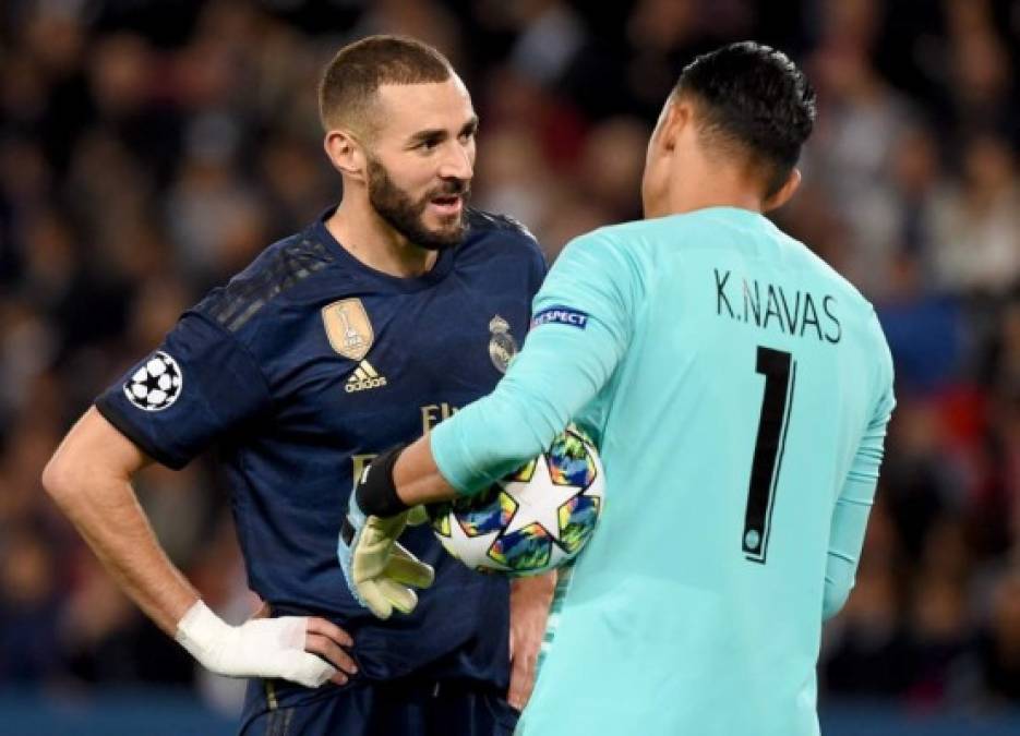 El francés Benzema en plena conversación con el portero tico Keylor Navas.