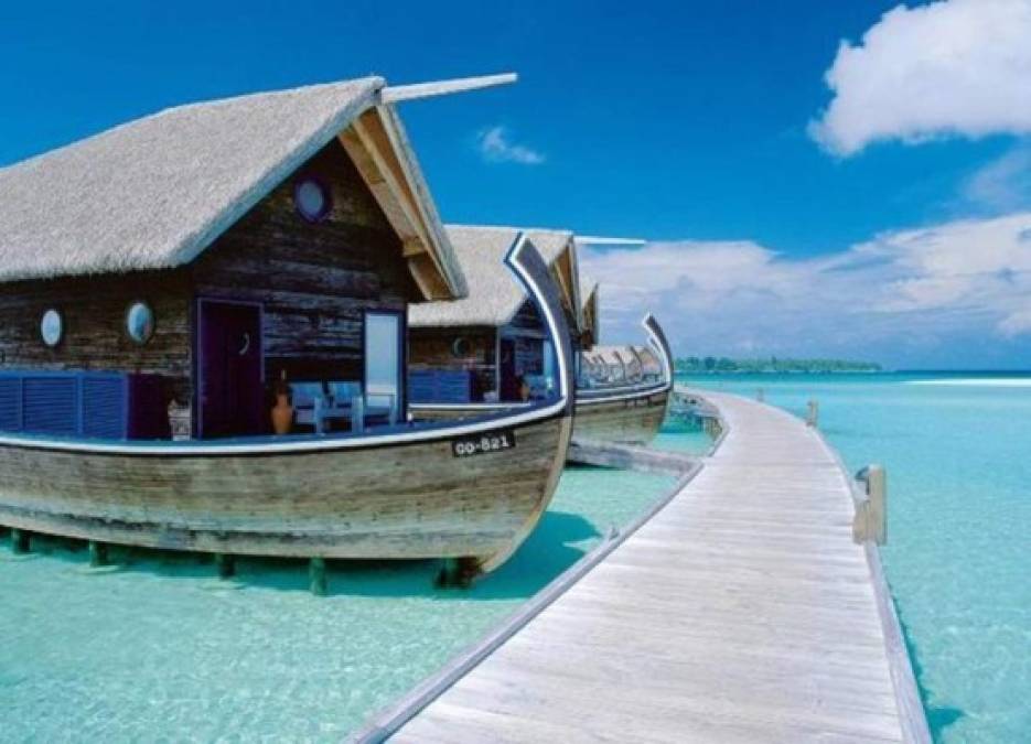 El Cocoa Island Hotel en Maldivas: Cuenta con habitaciones pequeñas debido a que son embarcaciones con salida al mar. Tiene 33 suites sobre el agua, en las famosas playas de arena blanca y arrecifes de Maldivas.