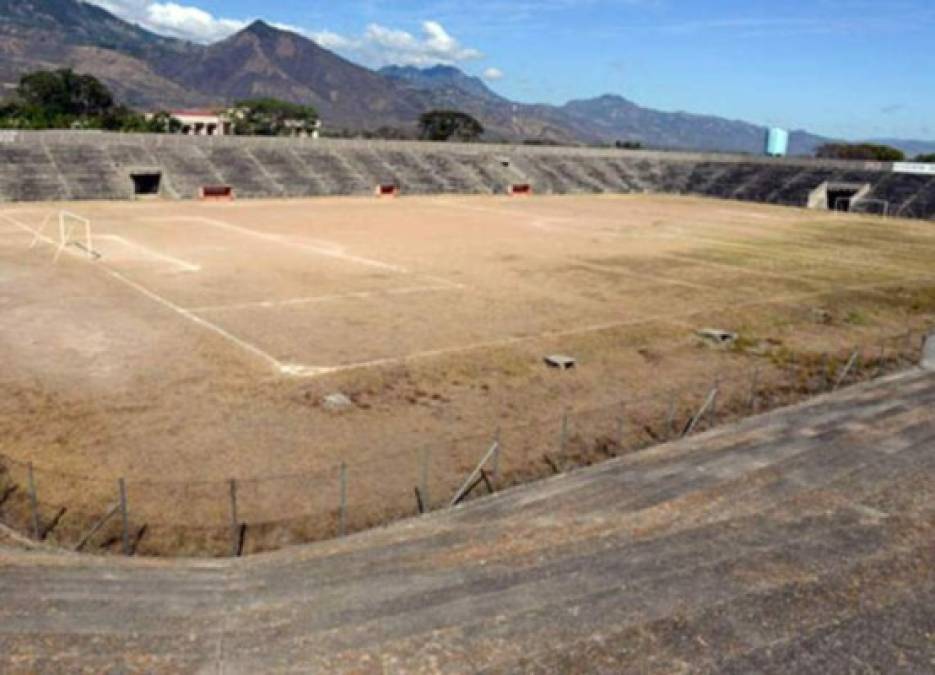 El vetusto estadio fue construido en 1986 por el presidente Roberto Suazo Córdova, quien nació en ese municipio. Luego por mucho tiempo el recinto deportivo estuvo abandonado y así lucía hace unos años atrás.
