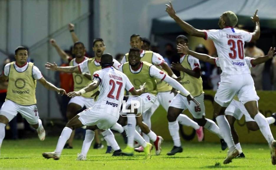 La locura de los jugadores del Olimpia tras el gol de Bengtson.