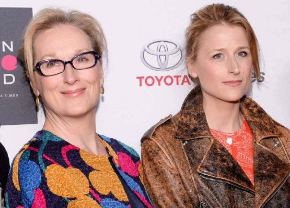 Mamie Gummer <br/><br/>En febrero de 2019, Mamie Gummer (d) y su prometido Mehar Sethi recibieron a su primer bebé. El pequeño es también el primer nieto de la actriz Meryl Streep (madre de Gummer).<br/><br/>