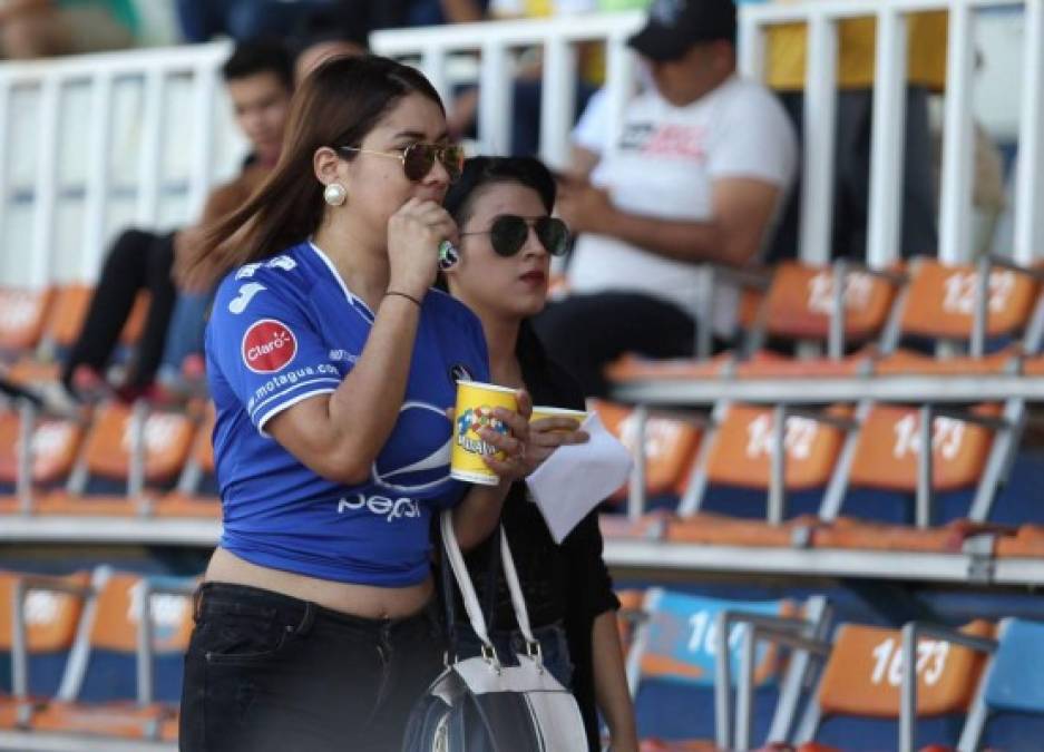 Esta aficionada del Motagua llegando a las gradas para ver el partido.