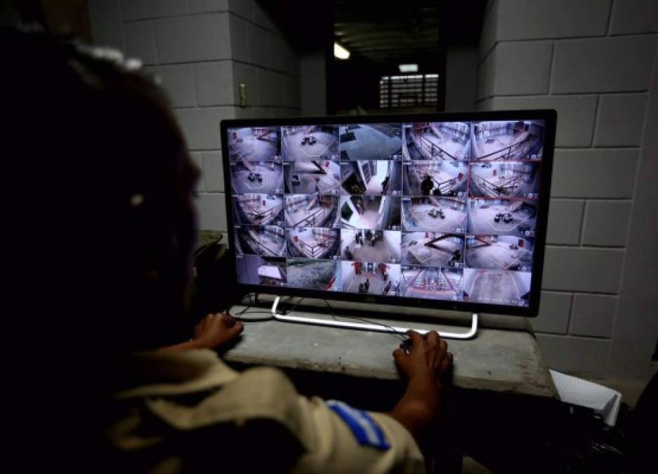 Desde una cabina especial un agente penitenciario observa todo lo que ocurre en los dos módulos de máxima seguridad.<br/>