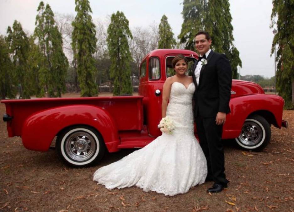 Mafer & Aarón <br/>La Capilla Ecuménica Zamorano fue escogida para la ceremonia nupcial Erazo Ayala. En la misma escuela agrícola donde ambos estudiaron se festejó la espléndida recepción.