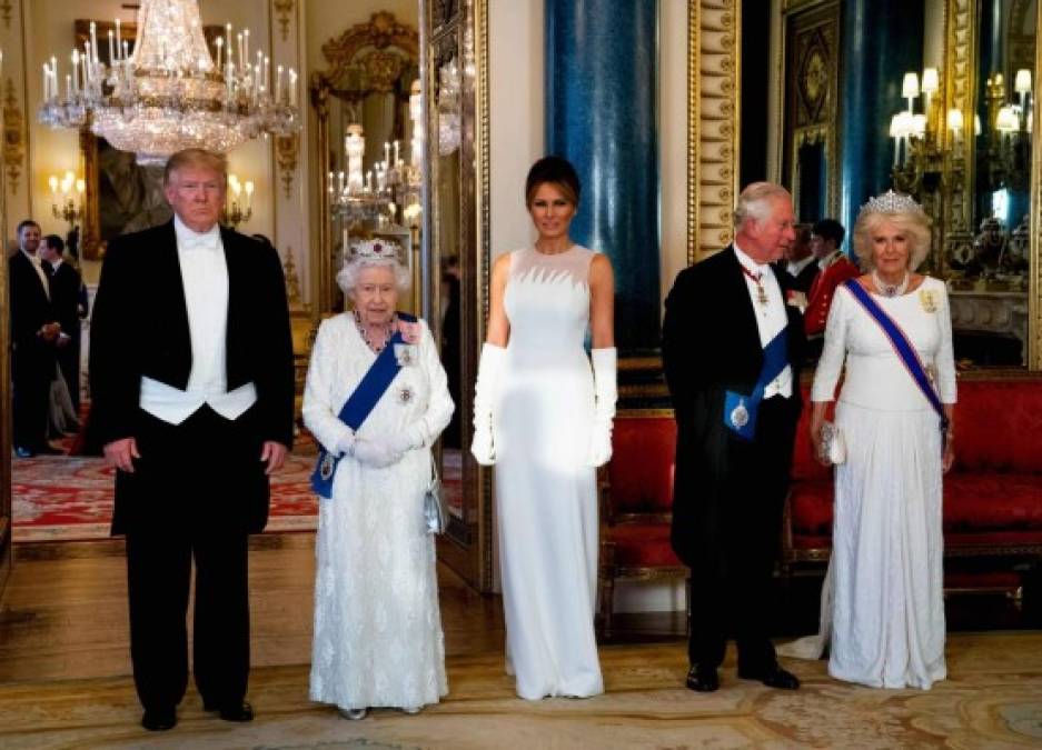 Sin tiaras ni joyas extravagantes, Melania ganó el duelo de estilo a Kate Middleton que también optó por un elaborado vestido blanco para la cena de gala en el palacio, según los críticos de moda.