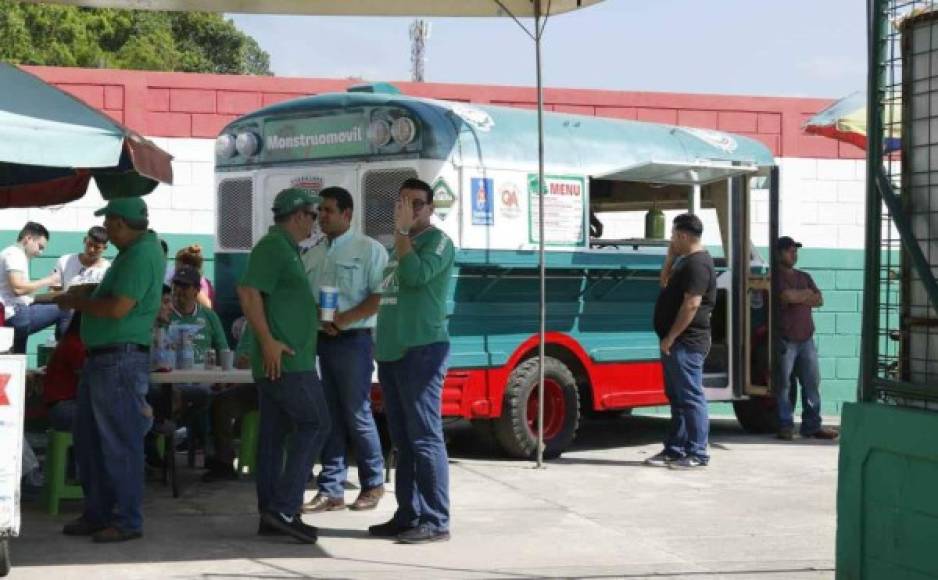 El autobús se ha remodelado y lo han utilizado para vender comida. Lo recaudado en las ventas servirá para fondos del Marathón.