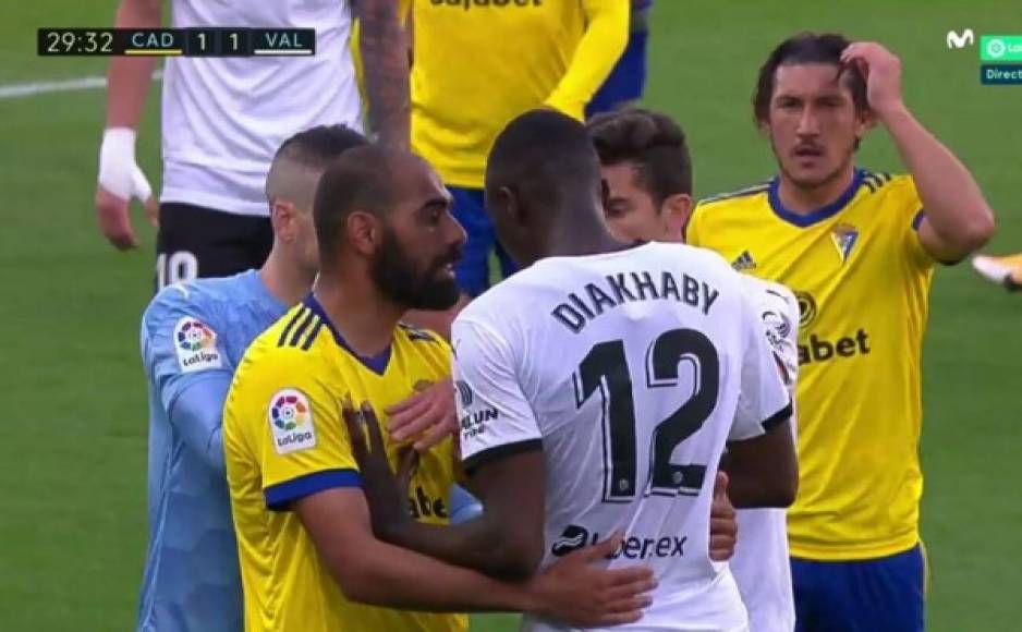 Diakhaby estaba muy indignado en el campo y futbolistas del Cádiz intentaban calmarlo.