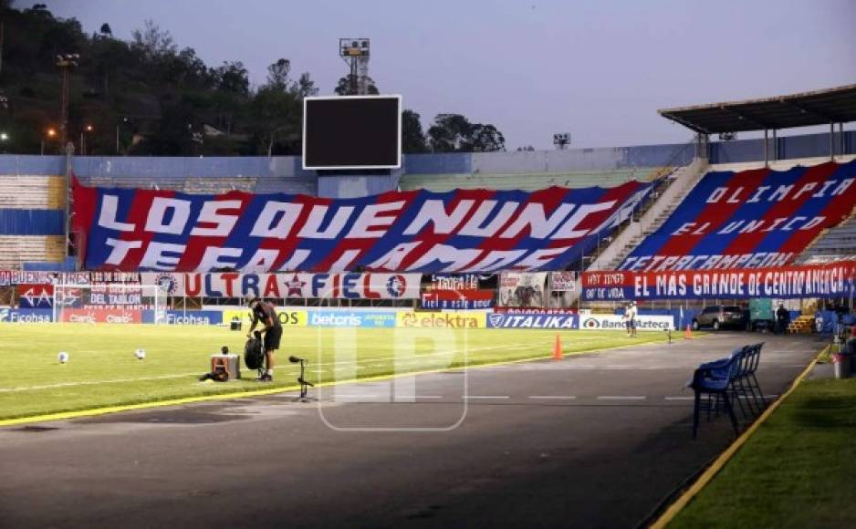La Ultra Fiel colocó una enorme manta en el estadio Nacional en apoyo al Olimpia.