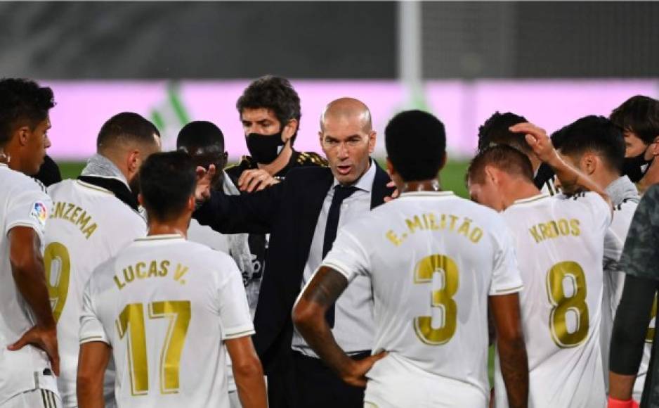 Zinedine Zidane dando indicaciones a sus jugadores en la pausa de hidratación del primer tiempo.