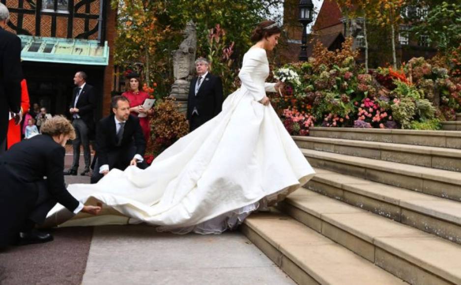 Un par de meses antes de la boda la princesa Eugenia dijo que no quería revelar los detalles sobre su vestido y sin duda que ha sorprendido.