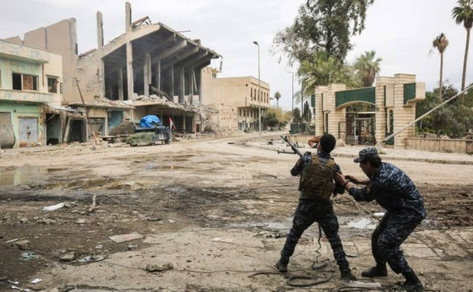 Los miembros de las fuerzas de seguridad iraquíes luchan día y noche contra los terroristas, logrando recuperar varios barrios de la ciudad disputada.