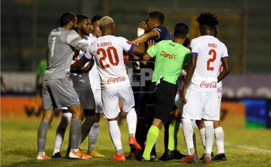 Luego se armó la bronca entre jugadores de Motagua y Olimpia. El árbitro se metió a separarlos.