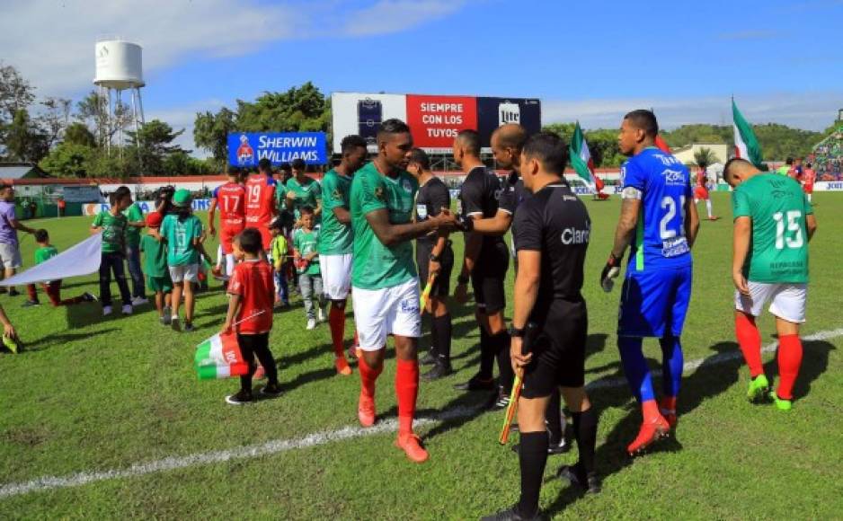 El saludo entre los jugadores de Marathón y Olimpia y con los árbitros.