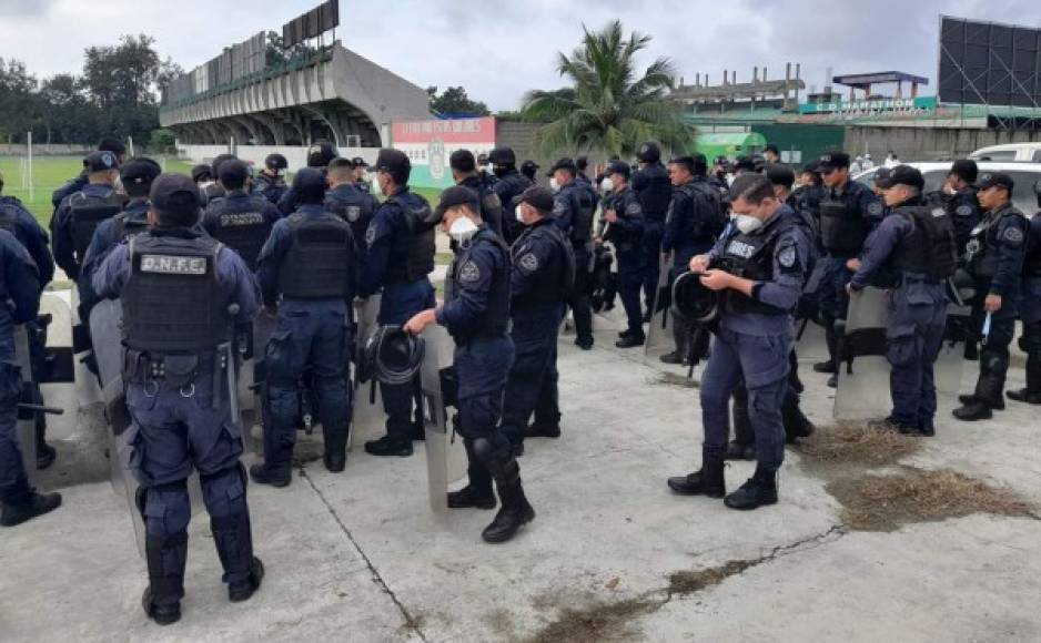 Los integrantes de este dispositivo de seguridad desarrollaron una serie de operaciones policiales de patrullaje, retenes, control vial y otras contempladas en el plan para mantener el orden público antes, durante y después de la gesta deportiva.