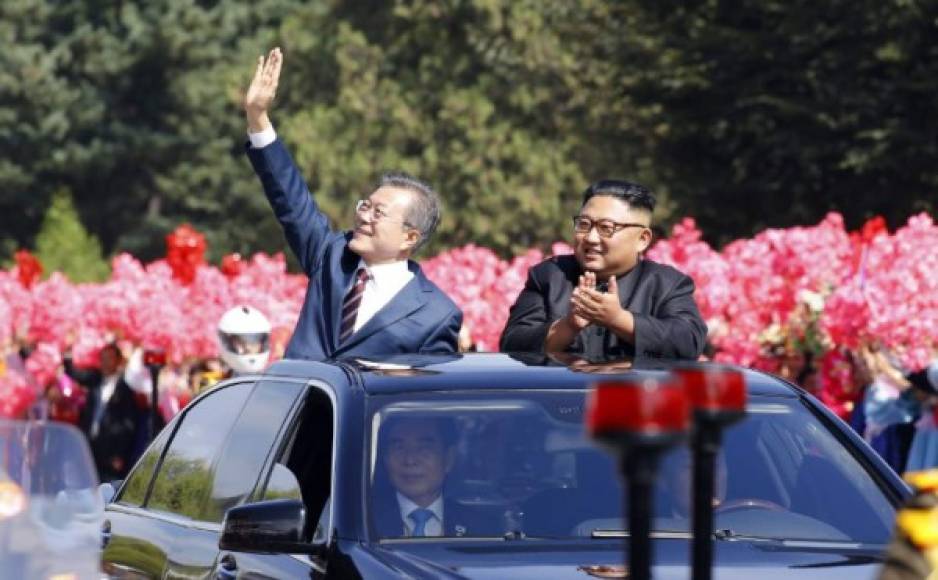 North Korean leader Kim Jong Un (R) and South Korean President Moon Jae-in (L) wave to Pyongyang citizens from an open-topped vehicle as they drive through Pyongyang on September 18, 2018.<br/>South Korea's president and the North's leader Kim Jong Un drove through the streets of Pyongyang together past thousands of cheering citizens on September 18, ahead of a summit where Moon Jae-in will seek to reboot stalled denuclearisation talks between North Korea and the United States. / AFP PHOTO / Pyeongyang Press Corps / - / RESTRICTED TO EDITORIAL USE - MANDATORY CREDIT 'AFP PHOTO / Pyeongyang Press Corps' - NO MARKETING NO ADVERTISING CAMPAIGNS - DISTRIBUTED AS A SERVICE TO CLIENTS