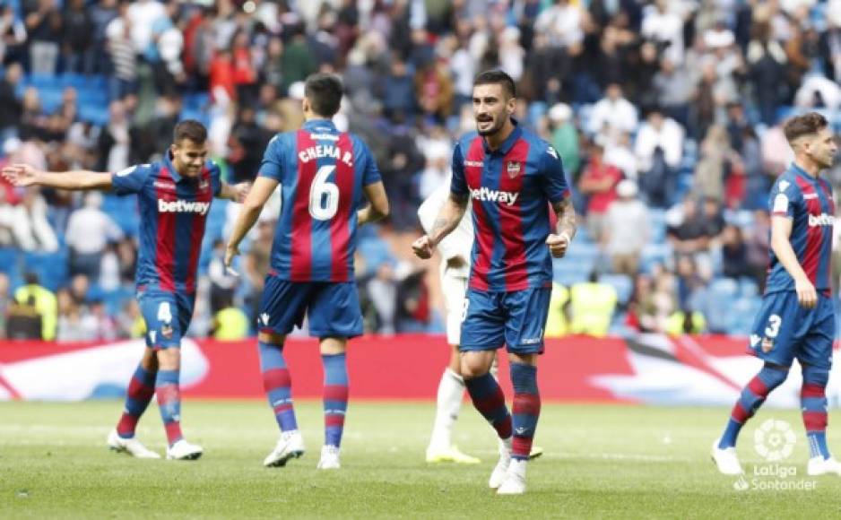 La celebración de los jugadores del Levante al final del partido. Hicieron historia en el Bernabéu. Foto LaLiga.es