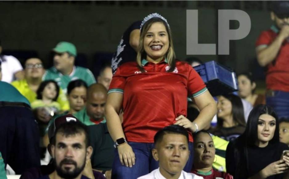 Una guapa aficionada del Marathón apoyando al equipo desde las gradas del Morazán.