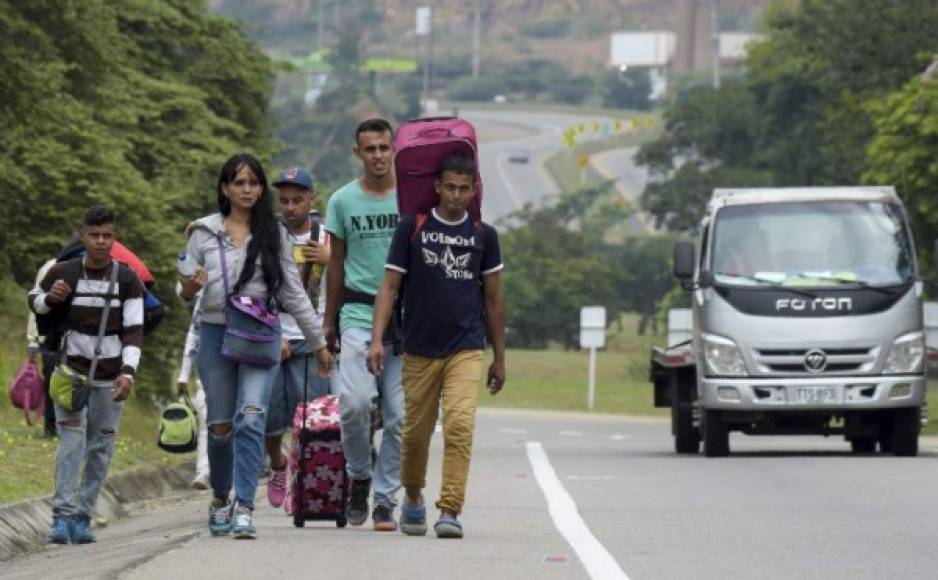 Los migrantes venezolanos que llegaron a Colombia huyendo de la crisis y la escasez en su país afirmaron que se quedarán allí por muchos años 'independientemente de lo que ocurra en Caracas', según el informe 'Hermanos en la frontera', presentado esta semana por la Universidad del Rosario en Bogotá.