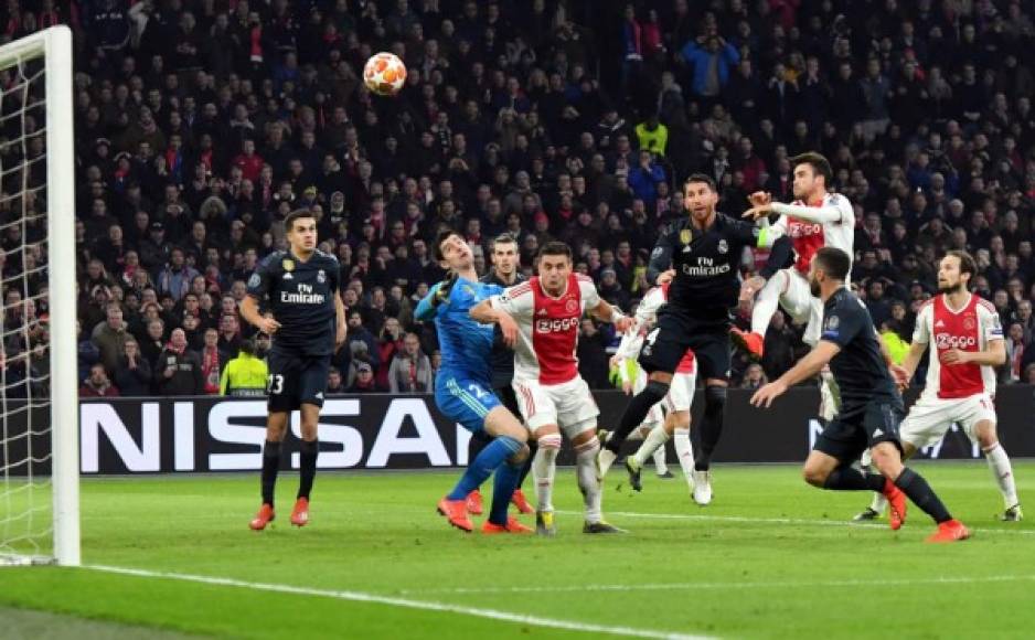 El Ajax abrió el marcador en esta acción en el minuto 37. Nicolás Tagliafico cabeceó un mal despeje de Thibaut Courtois y aprovechó el error para enviar la pelota al fondo de la red. Foto AFP
