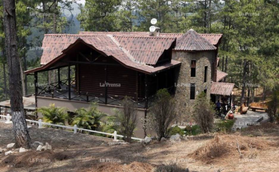 La lujosa casa de campo fue construida con madera de color, ventanales de vidrio y muros de piedra.