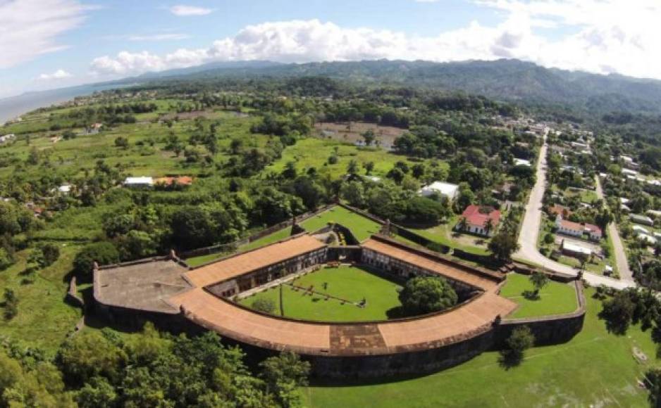 La Fortaleza de San Fernando se ubica en Omoa, departamento de Cortés.