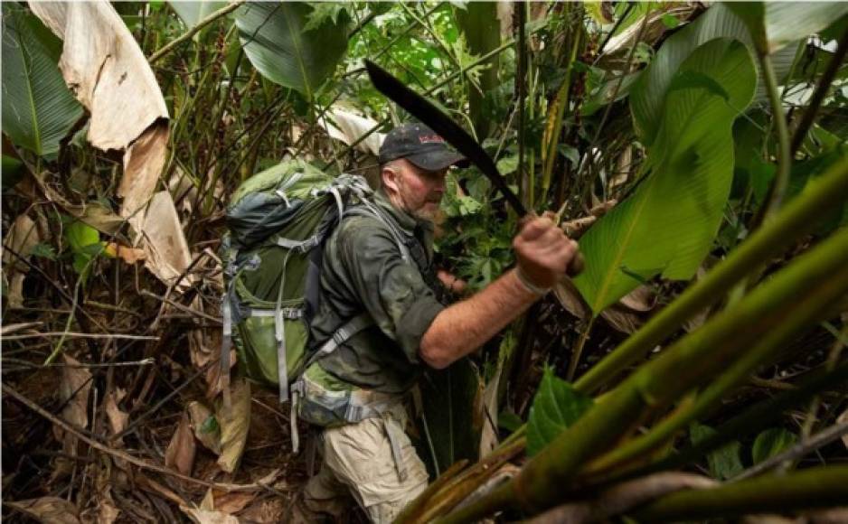 Andrew Wood explora el camino en la zona montañosa de La Moquitia. Foto National Geographic.