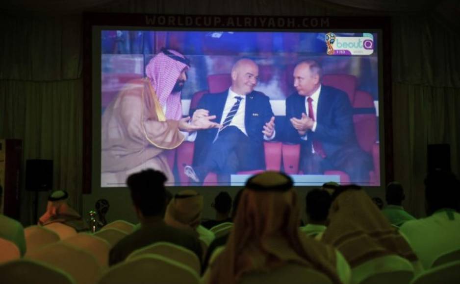Los sauditas que siguieron el encuentro en Riad tampoco se perdieron del insólito momento entre el príncipe Salman y el mandatario ruso.