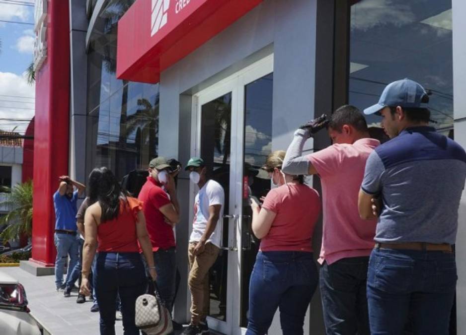 Pese a ello, los hondureños realizaron largas filas para ser atendidos en las agencias bancarias.