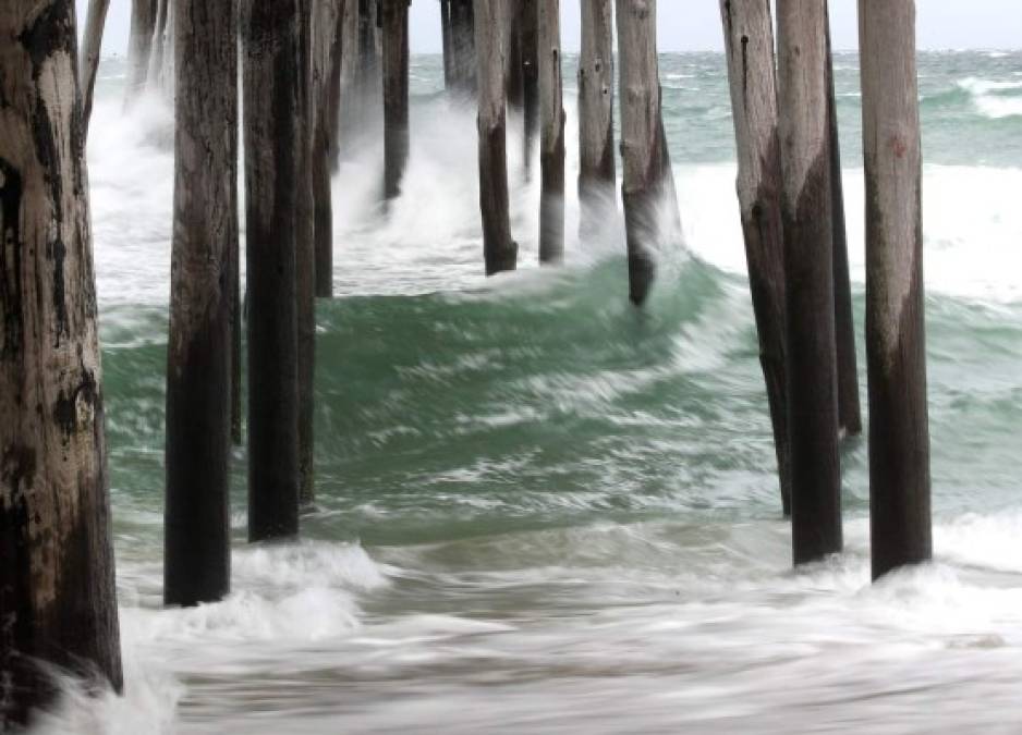 Los surfistas también recibieron advertencias de no acercarse a las playas mientras Dorian siga azotando las costas de las Carolinas.