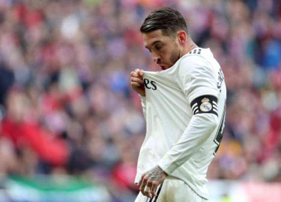 Además de sacar la lengua y realizar un baile, Sergio Ramos fue a besar el escudo del Real Madrid frente a la afición del Atlético.