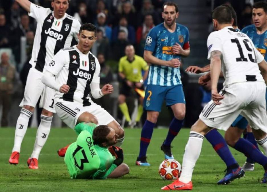 La primera polémica del partido se dio en el minuto 4. El central invalidó un gol de la Juventus por una falta de Cristiano Ronaldo al portero Oblak del Atlético.