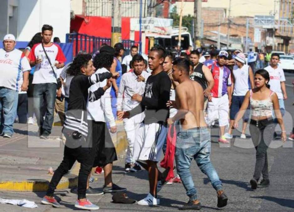 Los hinchas olimpistas iban rumbo al estadio Nacional y en el trayecto comenzaron a pelear.