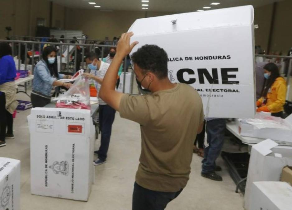 A todo galope, funcionarios del CNE registran las actas, en busca de dar respuesta a la población. El proceso ha sido cuestionado. Aunque una misión de observadores de la OEA catalogó este como 'claro y sin incidencias'.