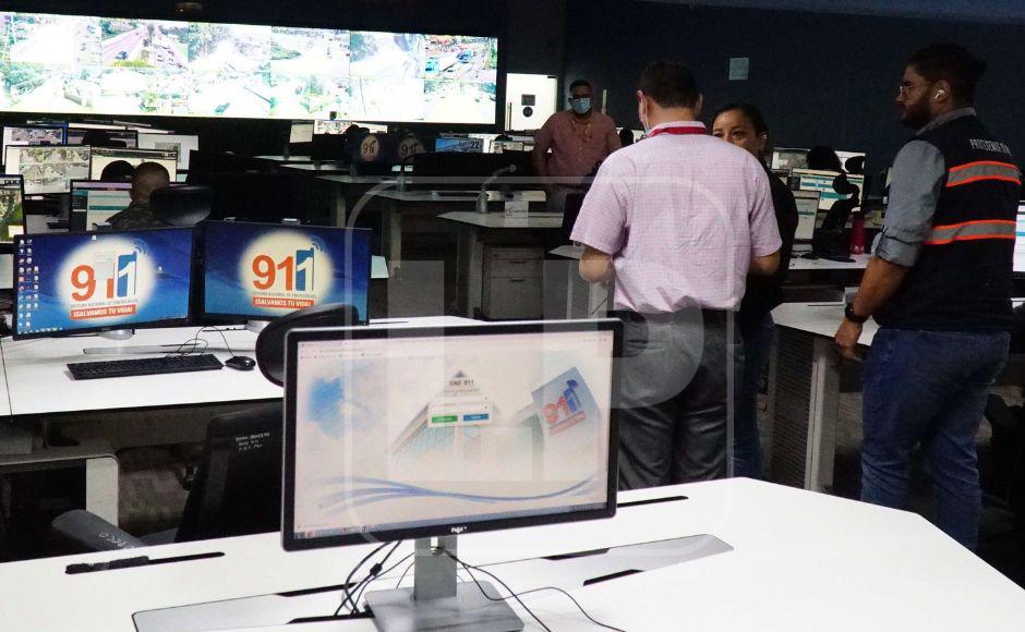 $!Personal operando en el centro de monitoreo del las instalaciones del 911 en el nor-occidente del país.