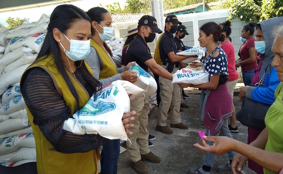 Fuerza Antimaras y fundación taiwanesa entregan arroz a familias de escasos recursos de Comayagua