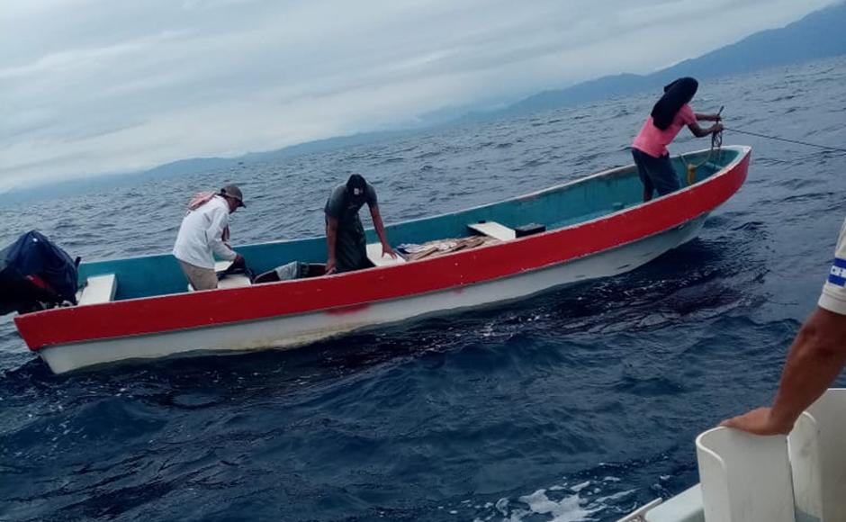 Rescatan a tres pescadores que desaparecieron tras zarpar de Puerto Cortés