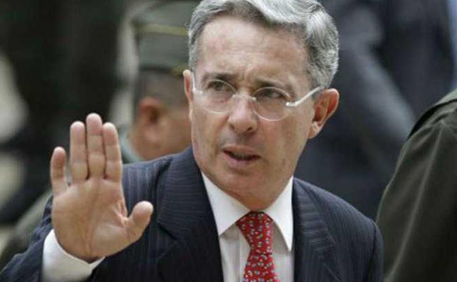 Jueza de Colombia allana camino para enjuiciar al expresidente Uribe