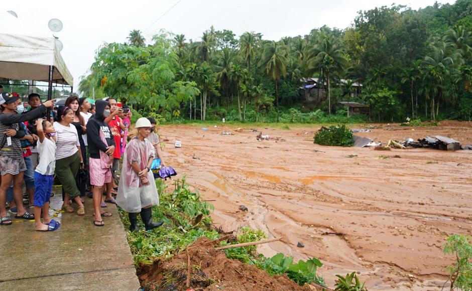 Buscan sobrevivientes de deslizamientos en Filipinas que dejaron 42 muertos